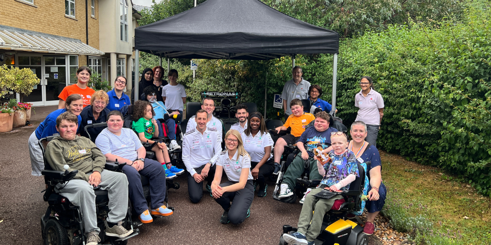 Mercedes team, volunteers and the teens